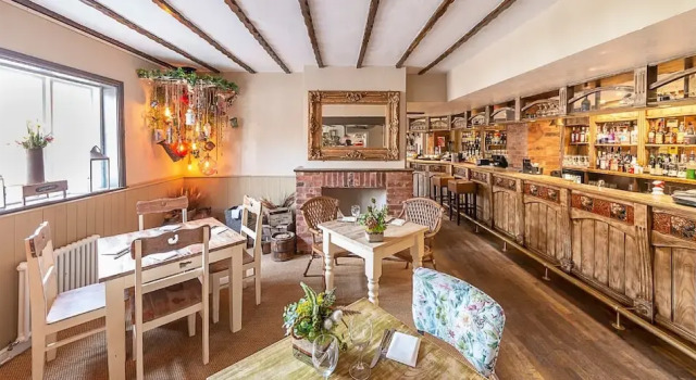 The Dog Inn Whittington, Забронировать Отель Отели Англии с завтраком, Завтраки