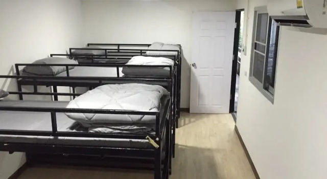 KruDam Gym Hostel, Забронировать Хостел Отели Бангкока с парковкой, рядом с Международный колледж Университета Бангкока, Парковка