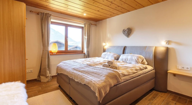 Апартаменты Deluxe с 2 комнатами с видом на горы BERGSUCHT-Ruhpolding, Traumlage am sonnigen Südhang, kostenlose Parkplätze, schnelles WLAN, ruhige Sackgasse, NETFLIX inklusive