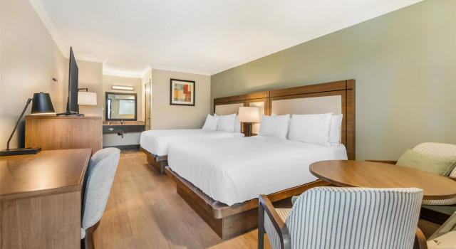 Четырёхместный номер Standard Best Western PLUS Burnaby Hotel