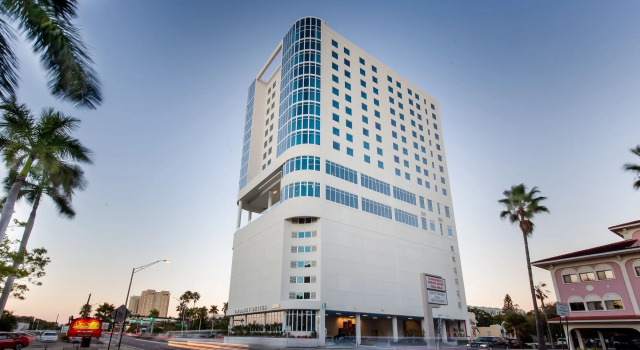 Embassy Suites By Hilton Sarasota, Забронировать Отель Сарасота Sarasota Area, рядом с Sarasota Quay Shopping Center