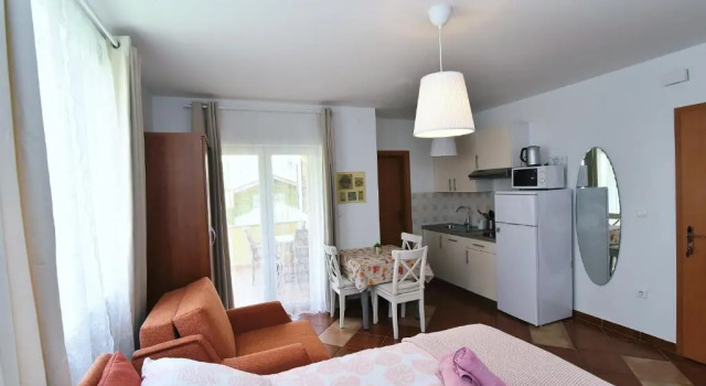Студия с балконом Apartments Luni
