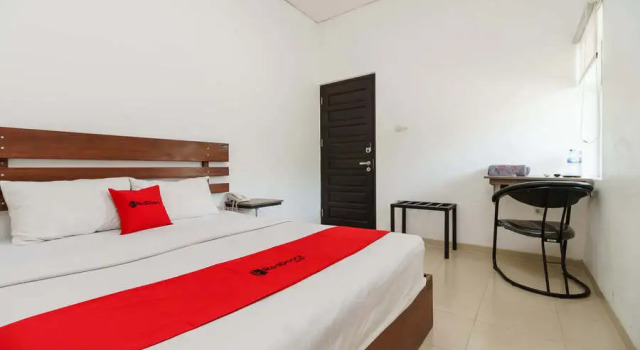 Одноместный номер Standard RedDoorz Syariah near Jembatan Siti Nurbaya Padang