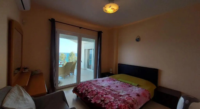 Galatex Beachfront 1st line sea view suites - best location peaceful green place, Boek Hotel Germasogeia 