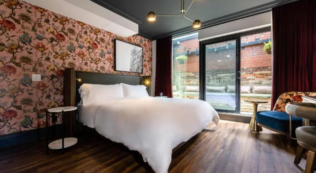 Номер Standard с балконом The Broadview Hotel