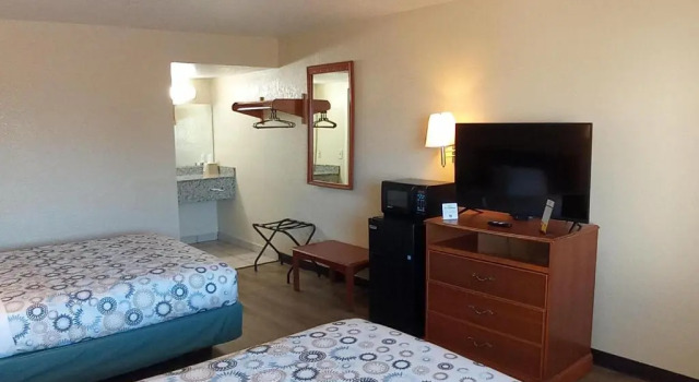 Четырёхместный номер Standard Hole Inn the Wall Hotel - Fort Walton Beach - Sunset Plaza - nearby Beaches & Hurlburt