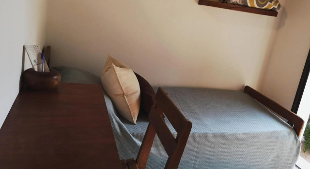 Habitación con baño privado, Violeta Roga