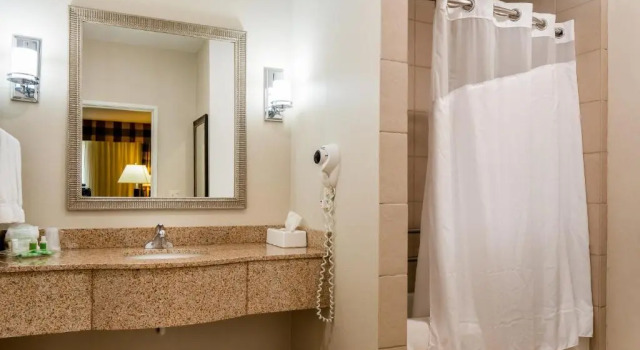 Люкс Holiday Inn & Conference Center Marshfield by IHG