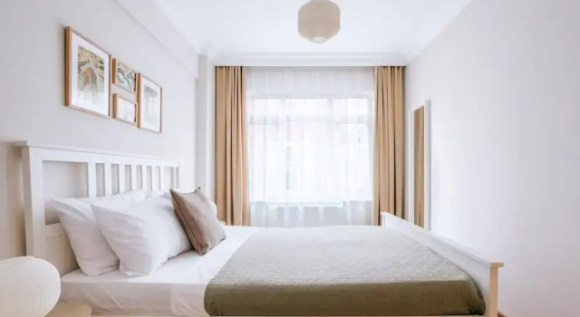 Апартаменты Charming Oasis w Balcony 5 min to Bull Statue