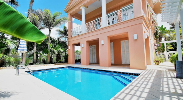 Коттедж Sea Hawk - Private Beach House With Pool & Hot Tub 4 Bedroom Home by RedAwning