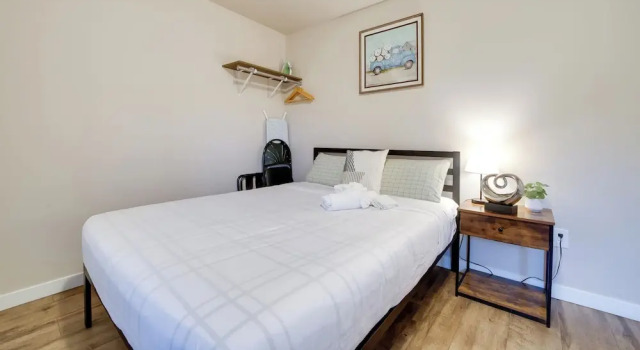 2 Mi to Lumen Field! 2nd-floor Apartment w/ Deck, Забронировать Апартаменты/квартира Апартаменты Сиэтла, рядом с Театр Лэнгстона Хьюза, Апартаменты/квартира
