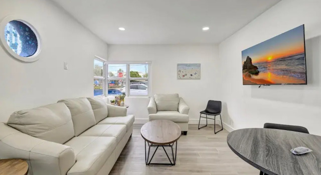 Номер Deluxe Sophisticated 2BR1BA Short Walk to Beach