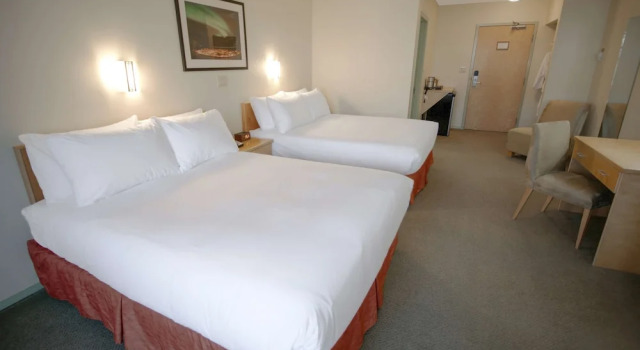 Четырёхместный номер Premium Eldorado, a Coast Hotel