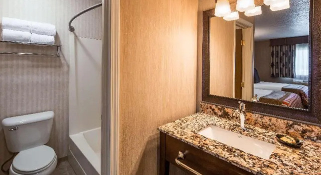 Четырёхместный номер Standard с балконом Best Western Plus Flathead Lake Inn and Suites