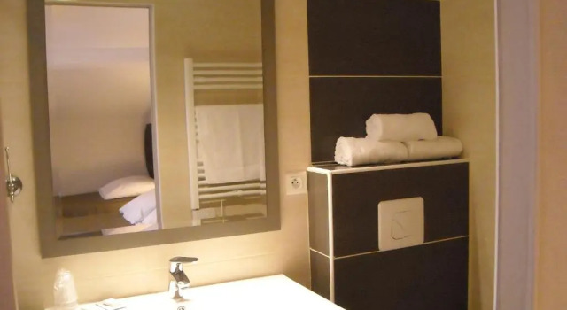 Трёхместный номер Standard Hôtel Le Médiéval - Parking inclus & accueil vélo