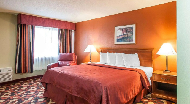 Двухместный люкс Quality Inn & Suites Kansas City I-435N Near Sports Complex