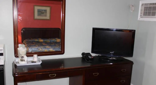 Четырёхместный номер Standard Colonial Motel