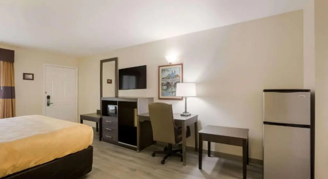 Люкс Deluxe Quality Inn & Suites Greensboro near Lake Oconee