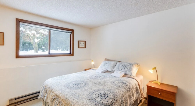 33SW - WiFi - Fireplace - Amenities - Sleeps 4, Buchen Sie Ferienhaus Hotels in Glacier mit Parkplatz, Parkplätze