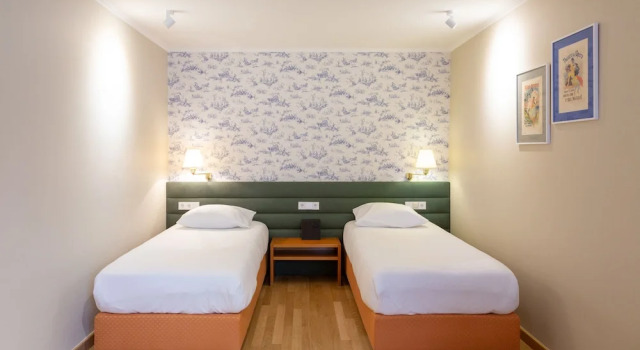 O podwyższonym standardzie dwuosobowy pokój Hotel Carlton