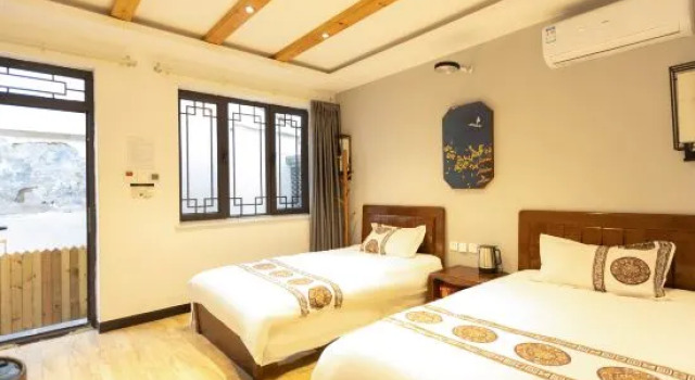 Кровать в общем номере Miaofeng Homestay