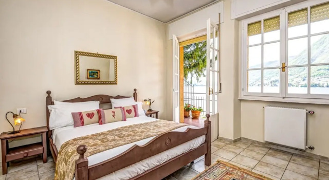Вилла с балконом и с красивым видом из окна Lake Como Beach Resort and Villas