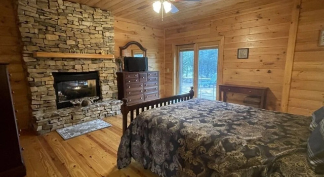 Deluxe log cabin! Pet and motorcycle friendly - enjoy nature with family and friends! 3 Bedroom Cabin by RedAwning, Book Hotel 3-stjernede hoteller i Ducktown, 3*