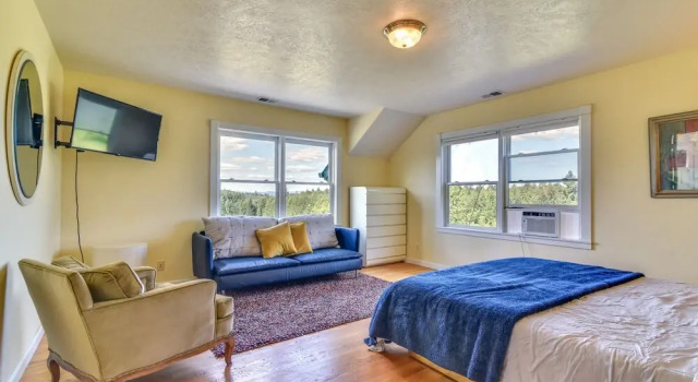 Коттедж Rainier Home on 20 Acres w/ Blueberry Farm!