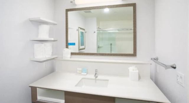Номер Standard с видом на озеро Hampton Inn Monterey