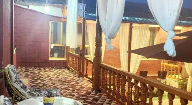 Tekes Qianyuan Bieyuan Bed and Breakfast, Rezerwuj Hotel Hotele w Tekes z parkingiem, Parking