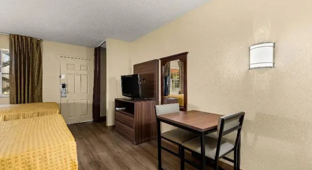 Четырёхместный люкс Suburban Studios Winston-Salem near Hanes Mall