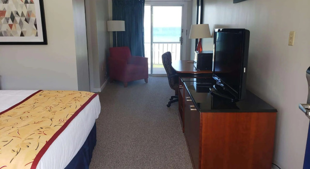 Двухместный номер Standard с видом на озеро Days Inn & Suites by Wyndham St. Ignace Lakefront