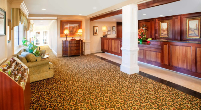 Clarion Hotel & Suites Convention Center Fredericksburg, Забронировать Отель Фредериксберг Виргиния, рядом с Splitsville Luxury Lanes and Dinner Lounge