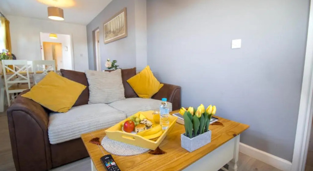 Апартаменты Longfield Apartment by Southwest Rooms - Free Parking & Netflix