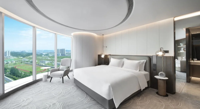 Двухместный люкс Crowne Plaza Wuhan Optics Valley by IHG