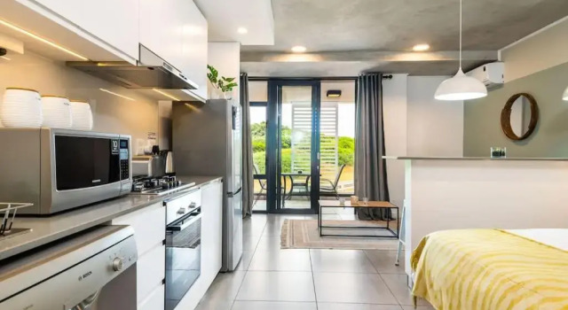 Апартаменты Coral Point Executive Studio Apartment