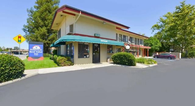Кровать в общем номере Atascadero Inn