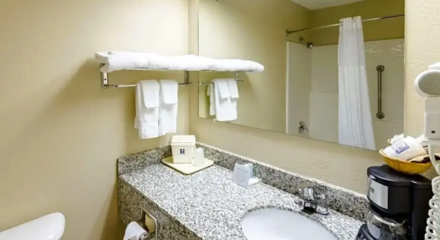 Люкс Superior Comfort Inn Wytheville - Fort Chiswell