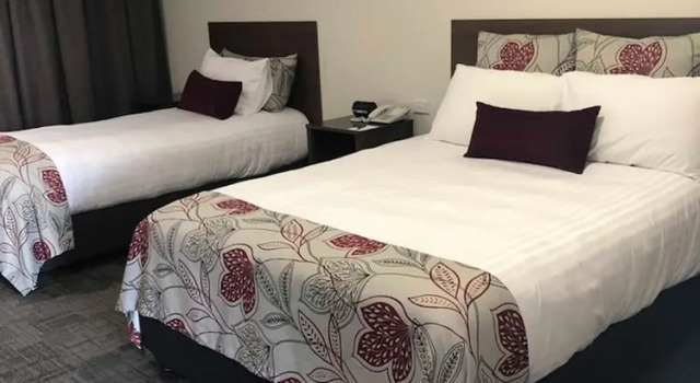 Четырёхместный номер Superior Young Federation Motor Inn and Services Club