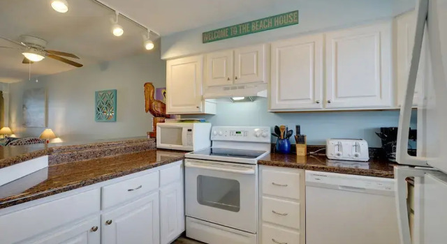 Апартаменты с 2 комнатами с балконом Oceanfront Carolina Beach Condo w/ Pool & Views!