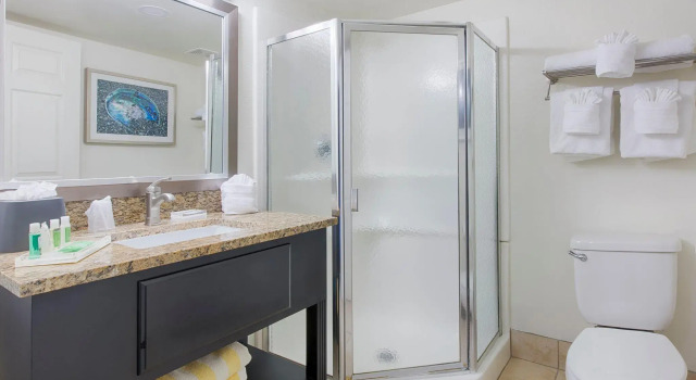 Четырёхместный номер Standard Holiday Inn Resort Daytona Beach Oceanfront by IHG