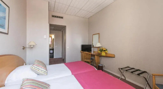 Двухместный номер Standard с видом на город Hôtel Vacances Bleues Balmoral