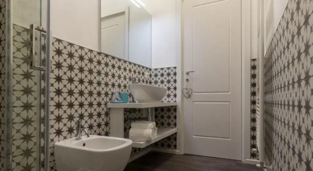 Апартаменты Maji Como Lake - Lake Como Historic Villa Apartments with Pool & Parking, 100m from Ferry & train