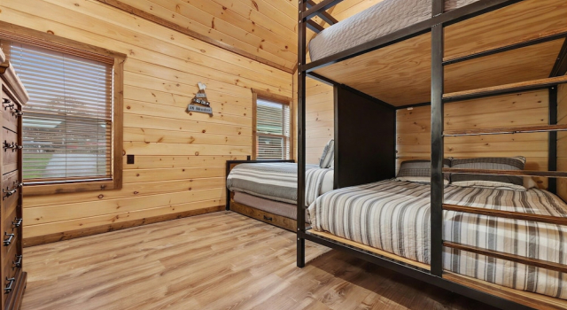 Кровать в общем номере ERN840 - Splashin Chalet - Brand New Cabin with Indoor Pool! Great Location! cabin