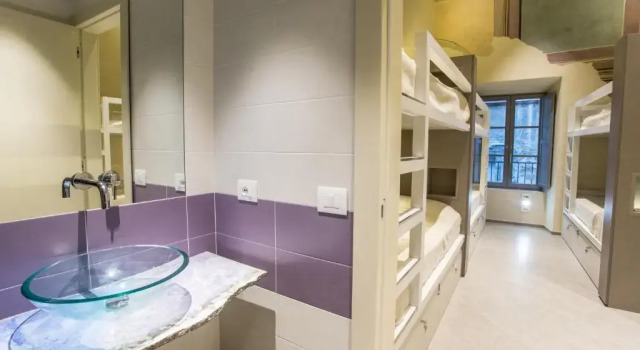 Кровать в общем номере Little Italy Hostel Ex Chiesa S Donato