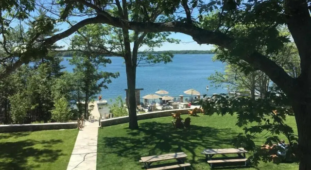 Stone Hotel & Cottages, Prenota Hotel Interlochen Michigan