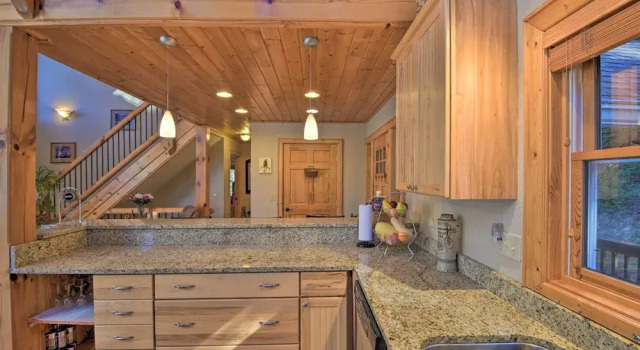 Spacious Lake Santeetlah Cottage w/ Lake Views!, Rezerwuj Dom wakacyjny Robbinsville 