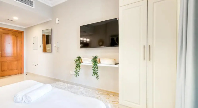 Elite LUX Holiday Homes - Fabulous Studio - Access to Beach Metro in Dubai Marina, Забронировать Апартаменты/квартира Апартаменты Эмирата Дубая, рядом с Dubai Marina Yacht Club, Апартаменты/квартира