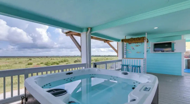 Коттедж Walk to Beach: Home w/ Hot Tub & Deck in Gilchrist