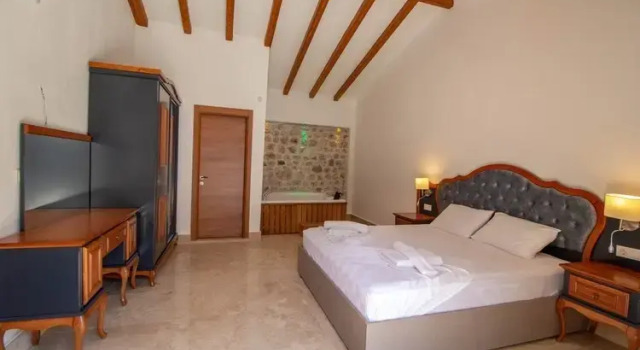 Tarzan Family Hotel